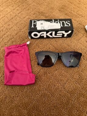 Oakley Frogskins sunglasses matte gloss black prizm gray with pink pouch